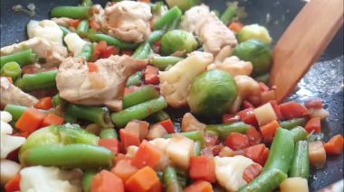 sebze ve et bir tava kızarmış