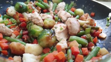 sebze ve et bir tava kızarmış