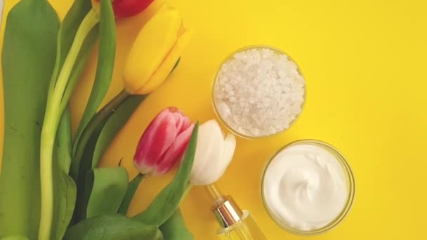 Crema Cosmética Tulipán Sobre Fondo Amarillo — Vídeo de stock