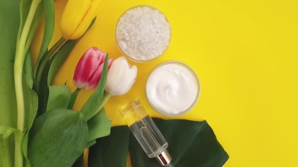 Cosmetische Crème Tulp Een Gele Achtergrond — Stockvideo