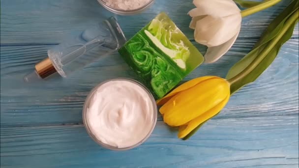 Cosmetische Crème Tulp Zeep Een Blauwe Houten Achtergrond — Stockvideo