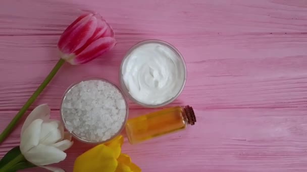 Cosmetische Crème Tulp Zeep Een Houten Achtergrond — Stockvideo