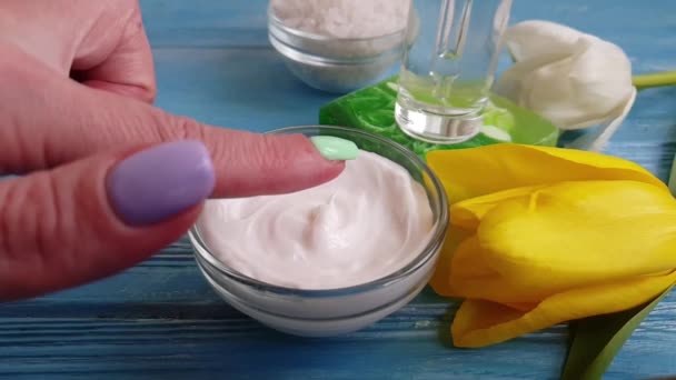 Creme Cosmético Sabão Tulipa Fundo Madeira Manicure Mão — Vídeo de Stock