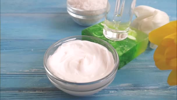 Cosmetische Crème Tulp Zeep Een Blauwe Houten Achtergrond — Stockvideo