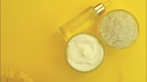 Crema Cosmética Gerbera Sobre Fondo Amarillo — Vídeos de Stock