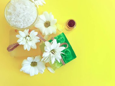 sarı arka planda sabun, tuz, yağ, Krizantem çiçeği