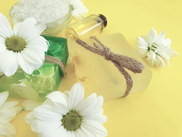 Jabón Sal Aceite Flor Crisantemo Sobre Fondo Amarillo — Foto de Stock
