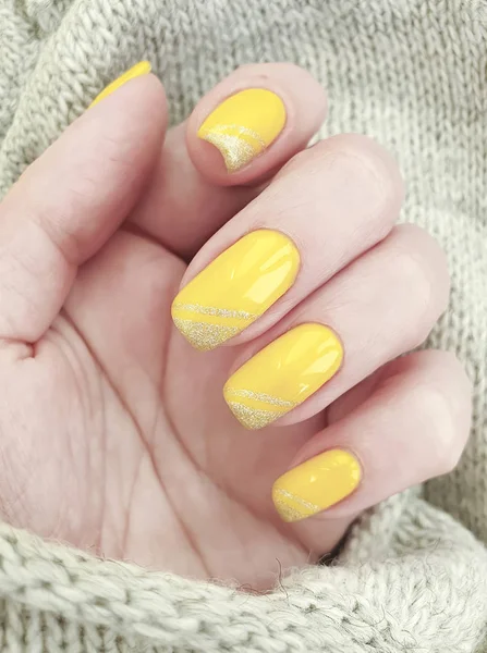 Żeński Manicure Żółty Sweter — Zdjęcie stockowe