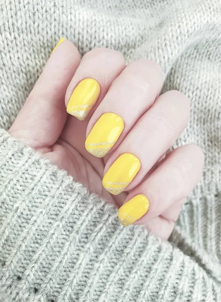 Vrouwelijke Hand Manicure Gele Trui — Stockfoto