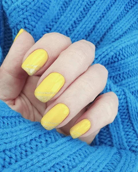 Vrouwelijke Hand Manicure Gele Trui — Stockfoto