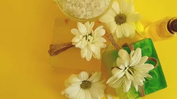 Savon Crème Cosmétique Huile Sur Fond Jaune Ralenti — Video