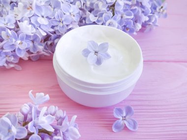 ahşap arka planda krem, çiçek Lila