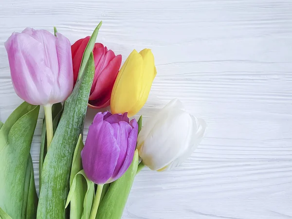 ahşap zemin üzerine lale buketi