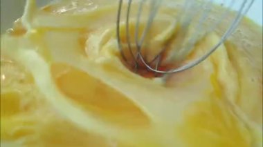 yumurta kırbaçlama, yavaş hareket