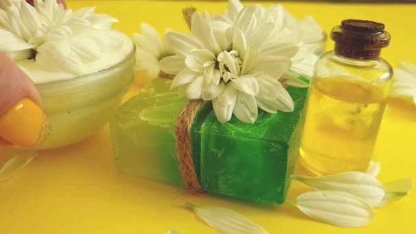 Jabón Crema Flores Cosméticas Crisantemo Sobre Fondo Amarillo — Vídeo de stock
