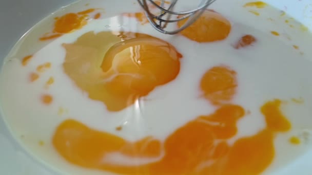 Yumurta Kırbaçlama Yavaş Hareket — Stok video