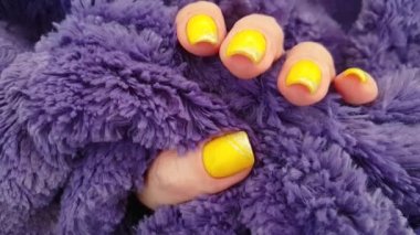 Kadın el Sarı manikür kazak