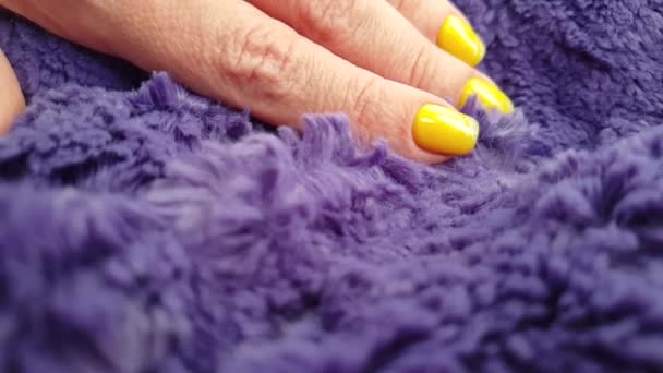 Mano Femenina Suéter Manicura Amarillo — Vídeos de Stock