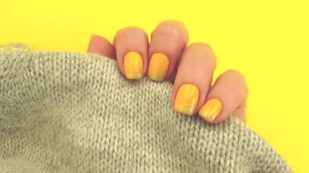 Weibliche Hand Gelber Maniküre Pullover — Stockvideo