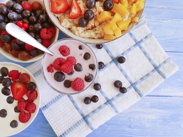 Joghurt Erdbeeren Blaubeeren Auf Holzgrund — Stockfoto