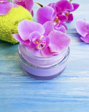 ahşap arka planda krem kozmetik orkide çiçek