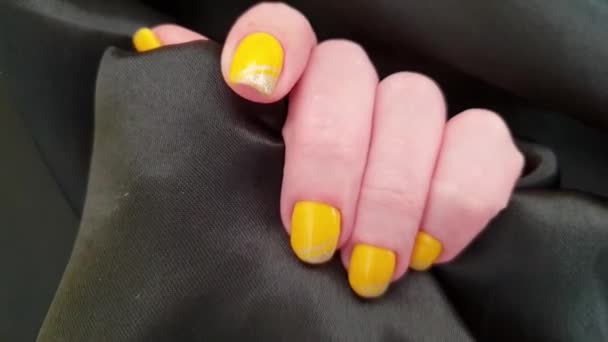 Mano Femenina Manicura Tela Seda Cámara Lenta — Vídeos de Stock