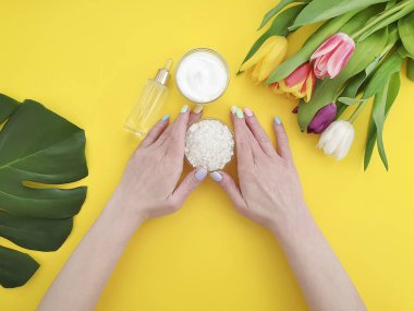 kadın eller, manikür, kozmetik krem, lale