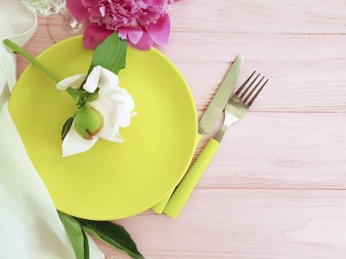 çiçek lale, kozmetik krem, beyaz ahşap arka plan üzerinde tuz