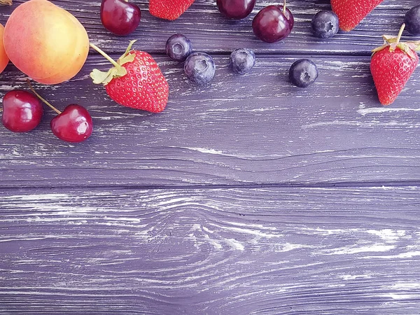 Erdbeere Kirsche Blaubeere Aprikose Auf Holzgrund — Stockfoto