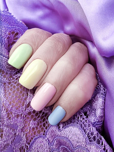 Mão Feminina Bela Manicure Laço Seda — Fotografia de Stock