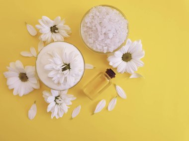 sabun, kozmetik krem, renkli bir arka plan üzerinde krizantem çiçek