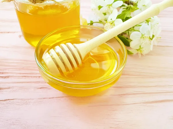 Honing Kersenbloesem Een Houten Achtergrond — Stockfoto