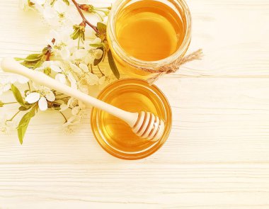 bal, ahşap bir arka plan üzerinde kiraz çiçekleri