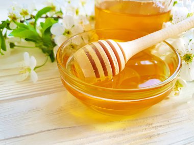 bal, ahşap bir arka plan üzerinde kiraz çiçekleri