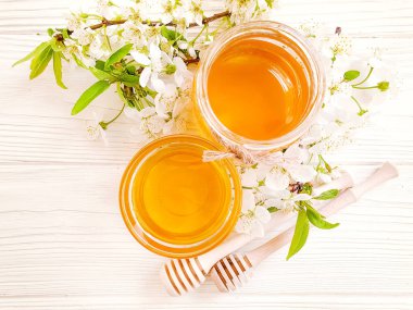 bal, ahşap bir arka plan üzerinde kiraz çiçekleri