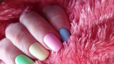 Kadın el manikür kürk yavaş hareket