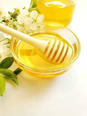 bal, renkli bir arka plan üzerinde kiraz çiçekleri