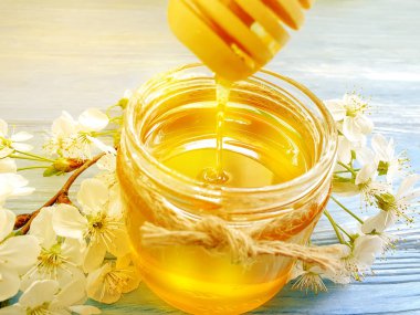  bal, ahşap arka plan üzerinde kiraz çiçekleri