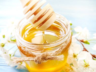  bal, ahşap arka plan üzerinde kiraz çiçekleri