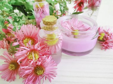 krem kozmetik özü, ahşap arka plan üzerinde krizantem çiçek