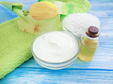 ahşap bir arka plan üzerinde kozmetik krem, sabun, lale çiçeği