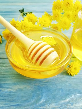 taze bal, ahşap arka plan üzerinde sarı krizantem çiçek, yaz incelik