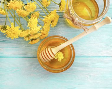 taze bal, ahşap arka plan üzerinde sarı krizantem çiçek, yaz incelik