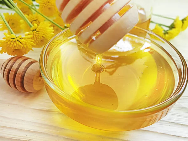 taze bal, ahşap arka plan üzerinde sarı krizantem çiçek, yaz incelik