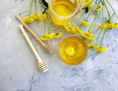 taze bal, beton arka plan üzerinde sarı krizantem çiçek