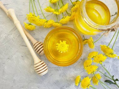 taze bal, beton arka plan üzerinde sarı krizantem çiçek