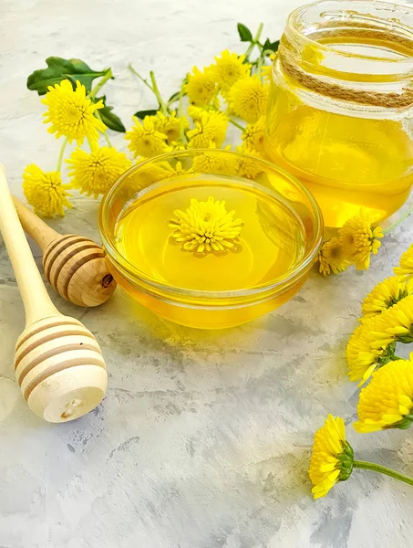 Färsk Honung Gul Krysantemum Blomma Betong Bakgrund — Stockfoto