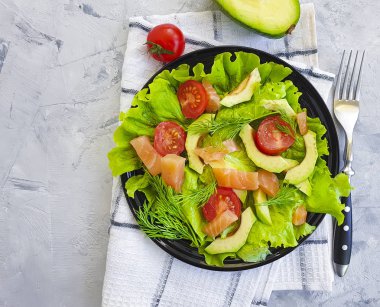 somon salatası, avokado, gri beton arka plan üzerinde domates