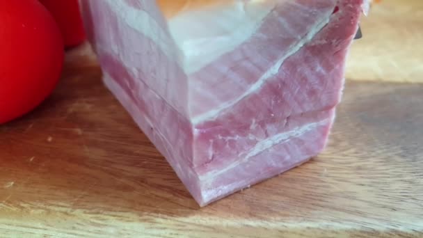 Délicieux Bacon Coupé Avec Couteau Sur Une Planche Bois — Video