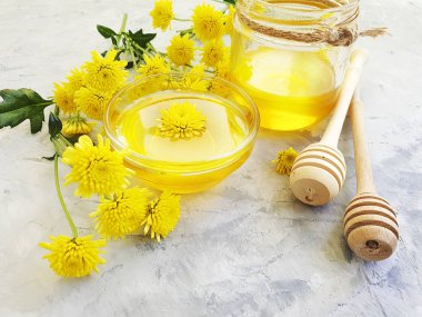 taze bal, beton gri arka plan üzerinde sarı krizantem çiçek